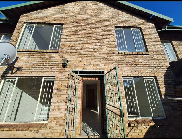 3 BEDROOM TOWNHOUSE FOR SALE IN VANDERBIJLPARK SE 3